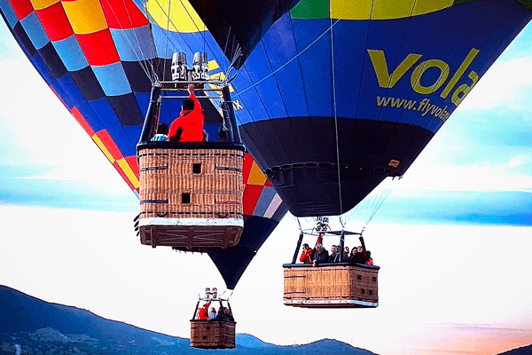 piloto volando en globo aerostatico